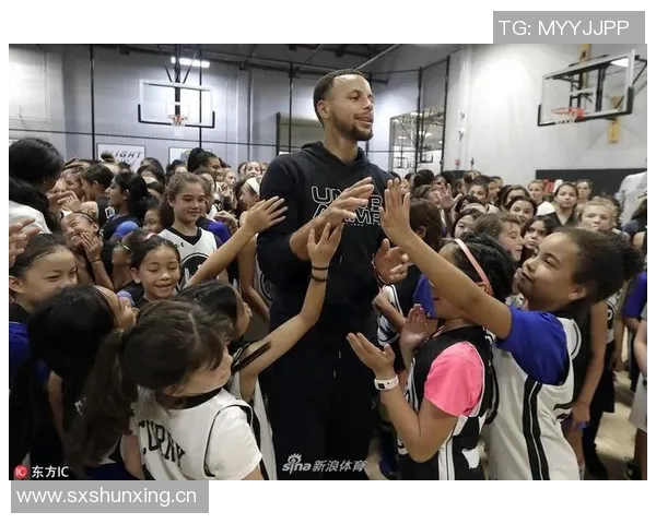 库里与队友举办篮球训练营，点燃青少年梦想