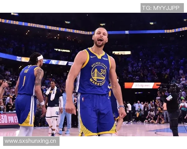 库里经典庆祝动作再现球场,球迷热泪盈眶 库里经典庆祝动作再现球场,球迷热泪盈眶